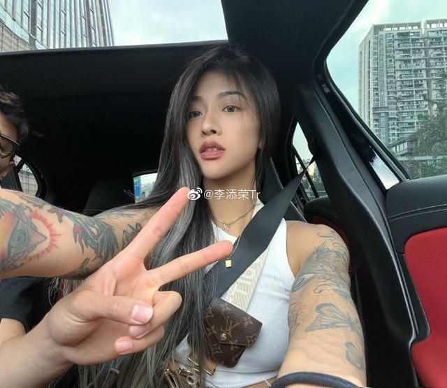 美女扒出来尿口